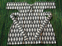 mustavalkoinen ormio-mekko
